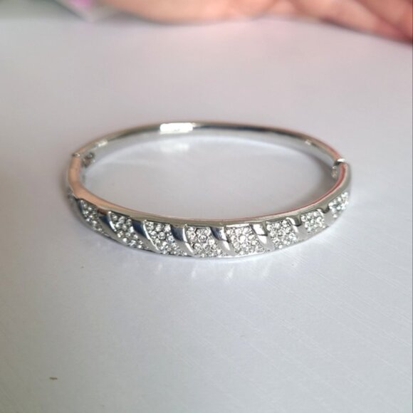 Silver Tone Elegant Evening Bridal Party Crystal Bangle Bracelet - Picture 2 of 2